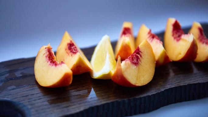 A platter of peaches