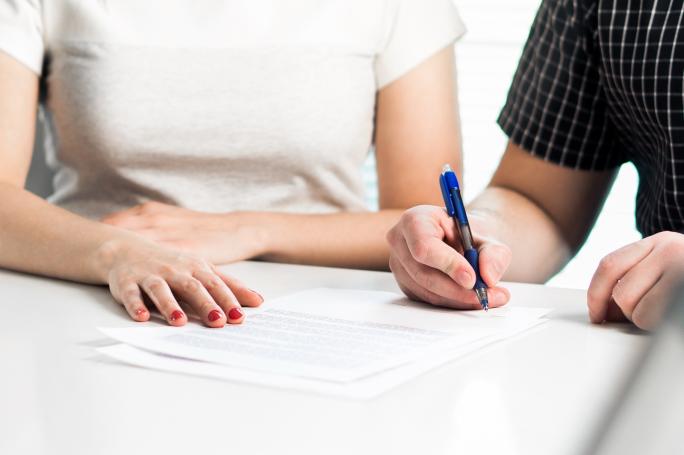 Signing a prenup agreement