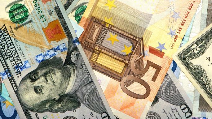 Notes of different currencies