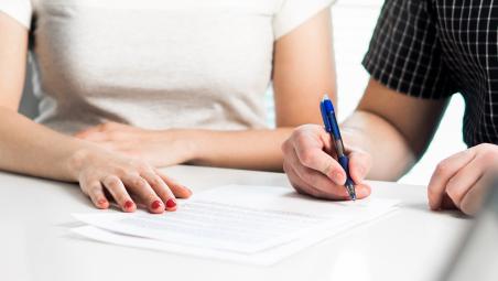 Signing a prenup agreement