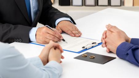couple with divorce lawyer